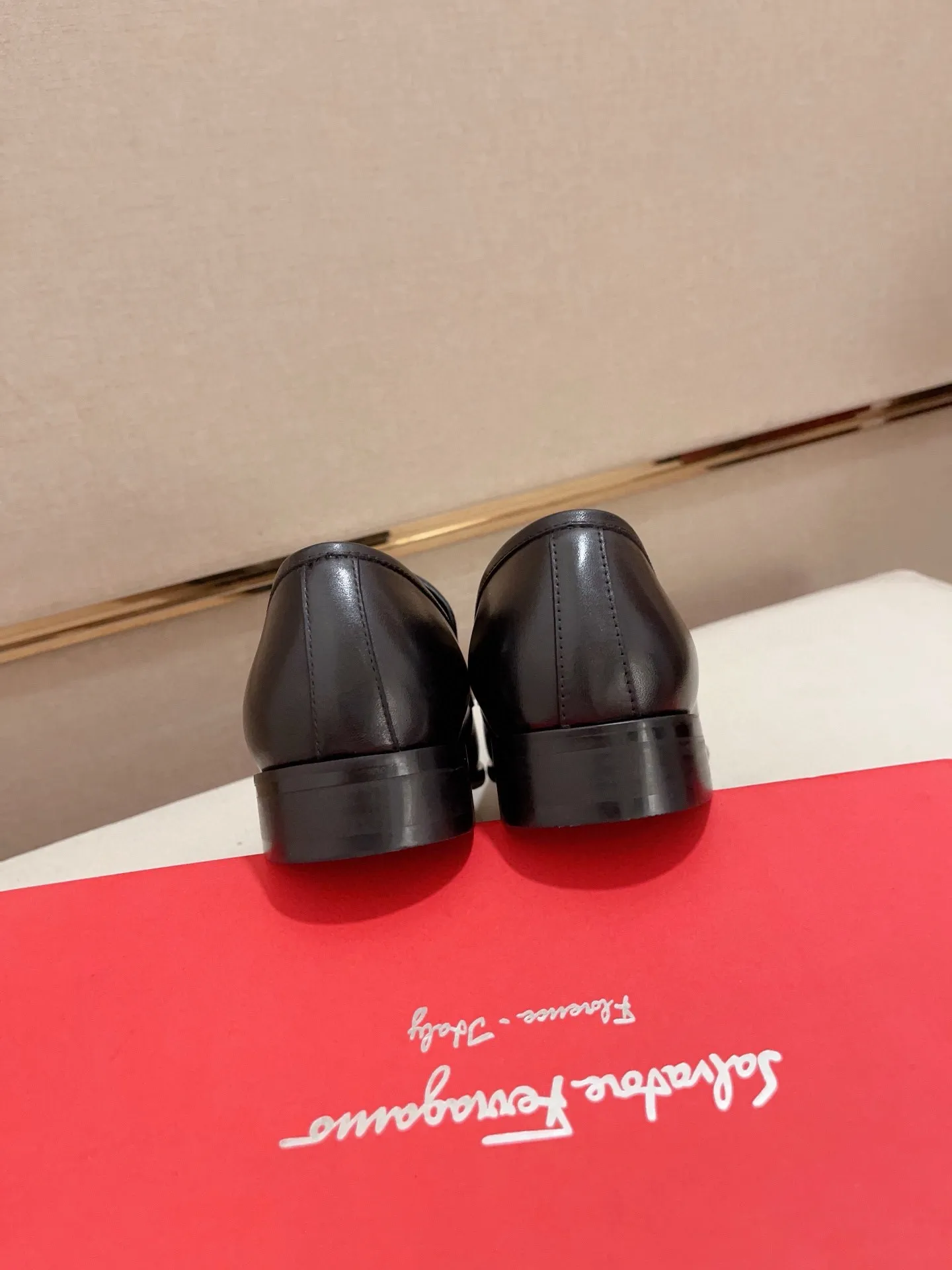 Men's shoes💰: 540💰 High version Ferragamo quality! 🆕🆕Exclusive hot-selling products in stock🔥🔥New products on the shelves, high-quality shoes, high-end driving shoes, with complete packaging! 💪 💪 Material: imported patented cowhide 🐂 + imported high-quality water-dyed cowhide lining + wear-resistant outsole 👍🏻👍🏻 Features: high-end and comfortable, purely handmade 🚀 🚀 Create the perfect shoes that suit you best 🔥 🔥 Size: (38-44) Can be customized 45 non-returnable!